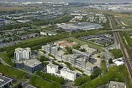 Le parc d'activités Paris-Nord II et, au fond, le village de Roissy-en-France et l'aéroport Charles-de-Gaulle.