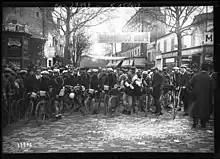 Ancienne photo de cyclistes se préparant à entamer leur course.