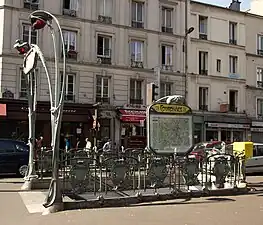 Face au no 37 : station de métro « Couronnes » avec édicule Guimard.