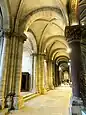 Déambulatoire sud, vue vers l'ouest.