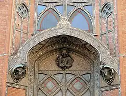 Céramiques d'Alexandre Bigot au-dessus du portail et sculptures de Pierre Roche.