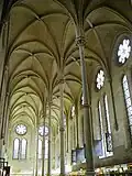 Réfectoire (actuelle bibliothèque) – Intérieur vu vers l'ouest (mur pignon) et fenêtres sur la cour principale.