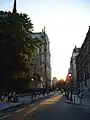 La rue vue vers l'ouest.