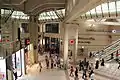 À gauche : débouché de la rue du Cinéma (ex-Grande Galerie) (2012).