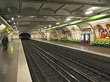 Tapis de pilotage automatique, visible entre les rails d'une station du métro de Paris.