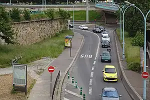 Le début du quai de Bercy, vu depuis le boulevard Pontiakowski. À gauche une partie du bastion no 1.