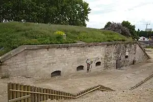 Bastion no 1, vu depuis la pente au-dessous du boulevard Poniatowski.