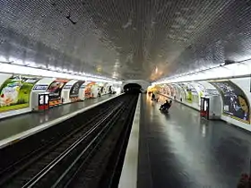 La station Saint-Augustin et son quai sud particulièrement large.