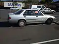 Automobile avec un autocollant de stationnement illégal en 2007.