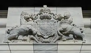 Armoiries royales au-dessus de l'entrée.