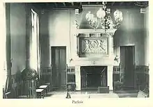 Photographie du parloir du lycée à la fin du XIXe siècle, laissant voir une grande cheminée sculptée.