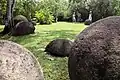 Sphères de pierre en cadre naturel