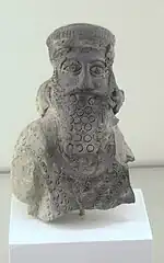 Statue en terre cuite retrouvée à Assur représentant un roi. Période parthe (v. IIe&nbsp;siècle) Pergamon Museum.
