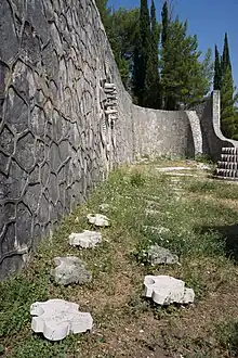 Vue de l'un des murs composant le monument.