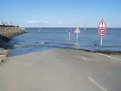 Passage submergé à marée haute (côté île).