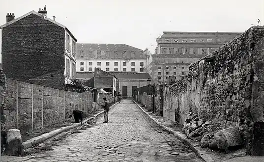 La rue Dunois en 1945 avant la destruction de la raffinerie Say. La tour se situe désormais à cet emplacement