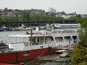 La passerelle vue vers Saint-Cloud.