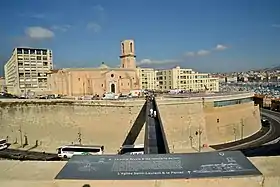 Passerelle du fort à l'église Saint-Laurent.