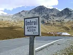 Panneau indiquant l'altitude du col à 2&nbsp;503&nbsp;m.