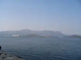 Vue de Tolo Harbour avec la montagne Pat Sin Leng en arrière-plan. Yim Tin Tsai est au centreSur cette vue de Tolo Harbour, on voit aussi l'île de Ma Shi Chau à droite et les immeubles de Beverly Hills à gauche..