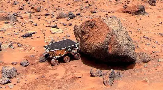 Photo du rover appliquant le spectromètre APXS sur le rocher Yogi.