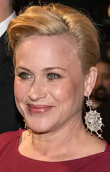 Patricia Arquette incarnant le rôle de Avery Ryan