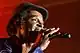 Photographie en couleurs, représentant un homme (Yannick Noah).