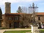 Vue sur l'une des deux cours intérieures de la chartreuse et sur le clocher de l'église.