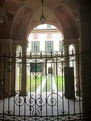 La première cour du palais.