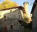 Tour ronde et « cellule » du ricetto de Pavone Canavese du XIVe siècle.