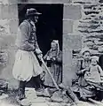 Paysans de Quéménéven vers 1925 (carte postale Émile Hamonic, vers 1925).
