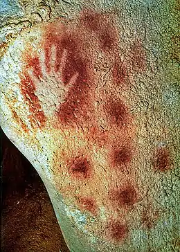 Main négative sur une paroi de la Grotte du Pech Merle, datée de 25&nbsp;000&nbsp;ans.