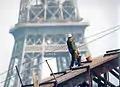 Travail sur corde : peintre sur la Tour Eiffel aujourd’hui (années&nbsp;2000).
