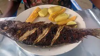 Poisson grillé (calafate) accompagné de patates douces et de bananes, bouillies