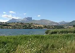 Pelleautier et le pic de Bure (2 709 m) dans le sud-ouest.