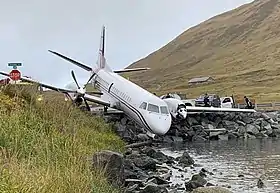 Le Saab 2000 de PenAir impliqué, ici après avoir quitté la piste de l':aéroport Tom Madsen (en).