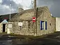 Le bureau du port de Kérity (ancien poste de garde construit au XVIIe&nbsp;siècle et transformé en maison des douaniers en 1817).