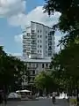 Centre commercial PEP devant un bâtiment préfabriqué