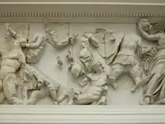 fragments de bras et tunique, géant à terre, un autre en cuirasse