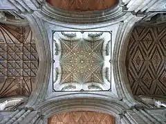 Tour-lanterne du XIVe&nbsp;siècle sur des arcades romanes.