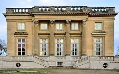 Façade ouest donnant sur le Jardin français, ornée de colonnes.