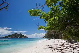 Plage sur la côte ouest, vue sur Petite Sœur.