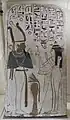 Stèle funéraire de Neskhons la représentant avec Osiris.