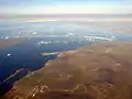Vue aérienne de la baie et du port de Pevek