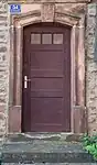 Porte avec un linteau daté de 1811 dans la rue Principale.