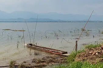 Petite barque en bois sur le กว๊านพะเยา (th), à environ 1km du centre ville. Janvier 2024.