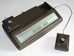 Console de jeu vidéo marron.