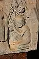 Détail d'un linteau khmer, trouvé au Prasat Hin Phimai, style d'Angkor Vat, XIIe siècle : dévot écoutant l'enseignement de Bouddha