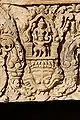 Détail d'un linteau khmer, trouvé au Prasat Bai Baek, style du Baphuon, XIe siècle : Vishnou sur Garuda, surmontant un Kala.