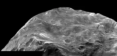 Cette image a été obtenue à une distance de 13&nbsp;000&nbsp;km.  1 pixel représente environ 80&nbsp;mètres (3000x1445).